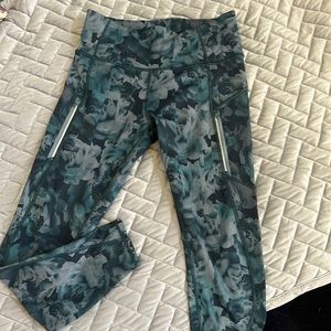 Like new Athleta printed Rainer leggings size medium. Hard to find color!